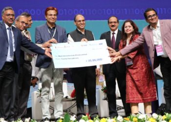 Mool's co-founders Seemant & Subhashree receiving check from MEITY Joint Secretary and other govt officials.