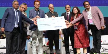 Mool's co-founders Seemant & Subhashree receiving check from MEITY Joint Secretary and other govt officials.